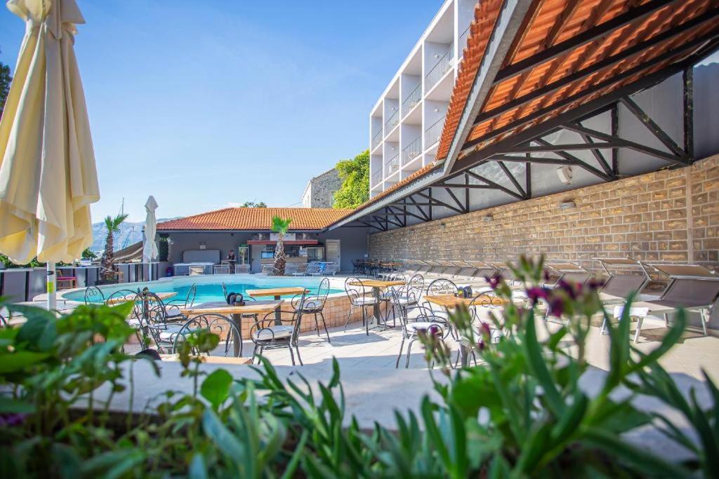 Hotel Lumbarda Exterior photo