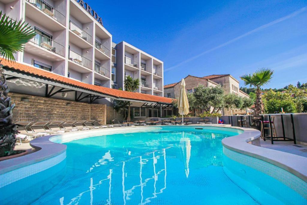 Hotel Lumbarda Exterior photo