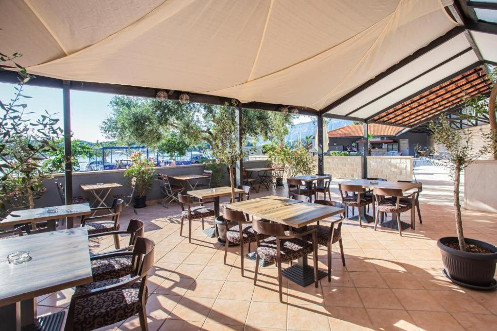 Hotel Lumbarda Exterior photo