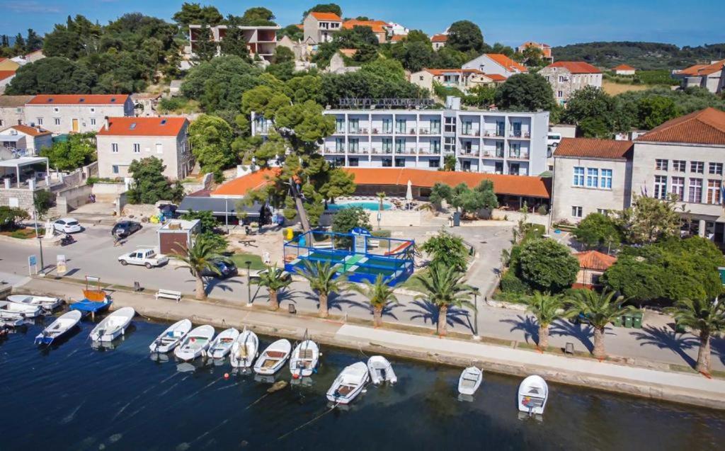 Hotel Lumbarda Exterior photo