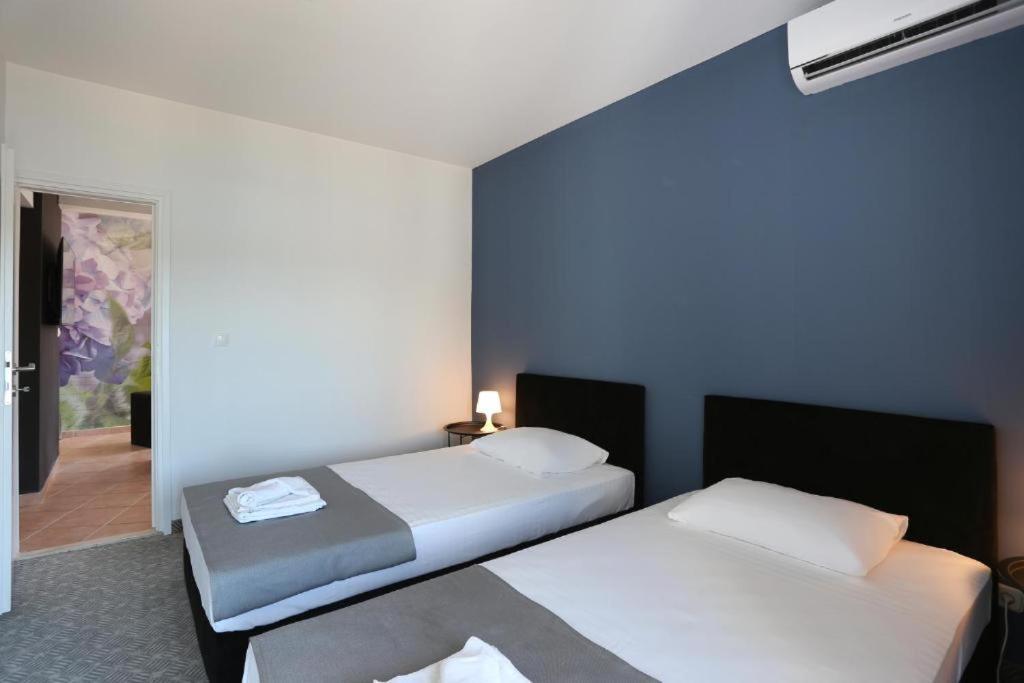 Hotel Lumbarda Exterior photo