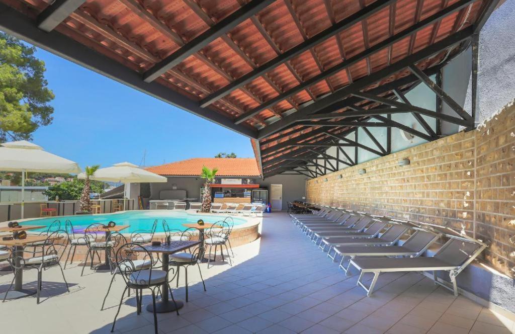 Hotel Lumbarda Exterior photo